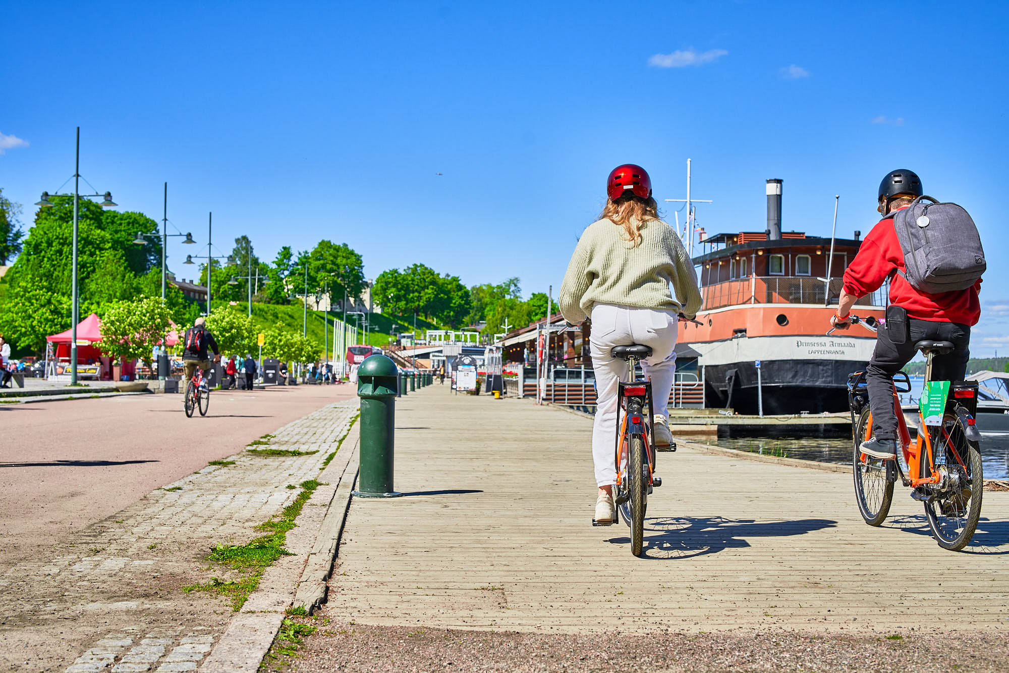Kaksi pyöräilijää Lappeenrannan satamassa.